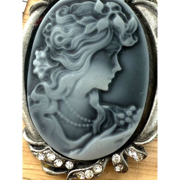 Gray Cameo Brooch With Rhinestone Accents & Antique Silver Tone Frame - Picture 3 of 6